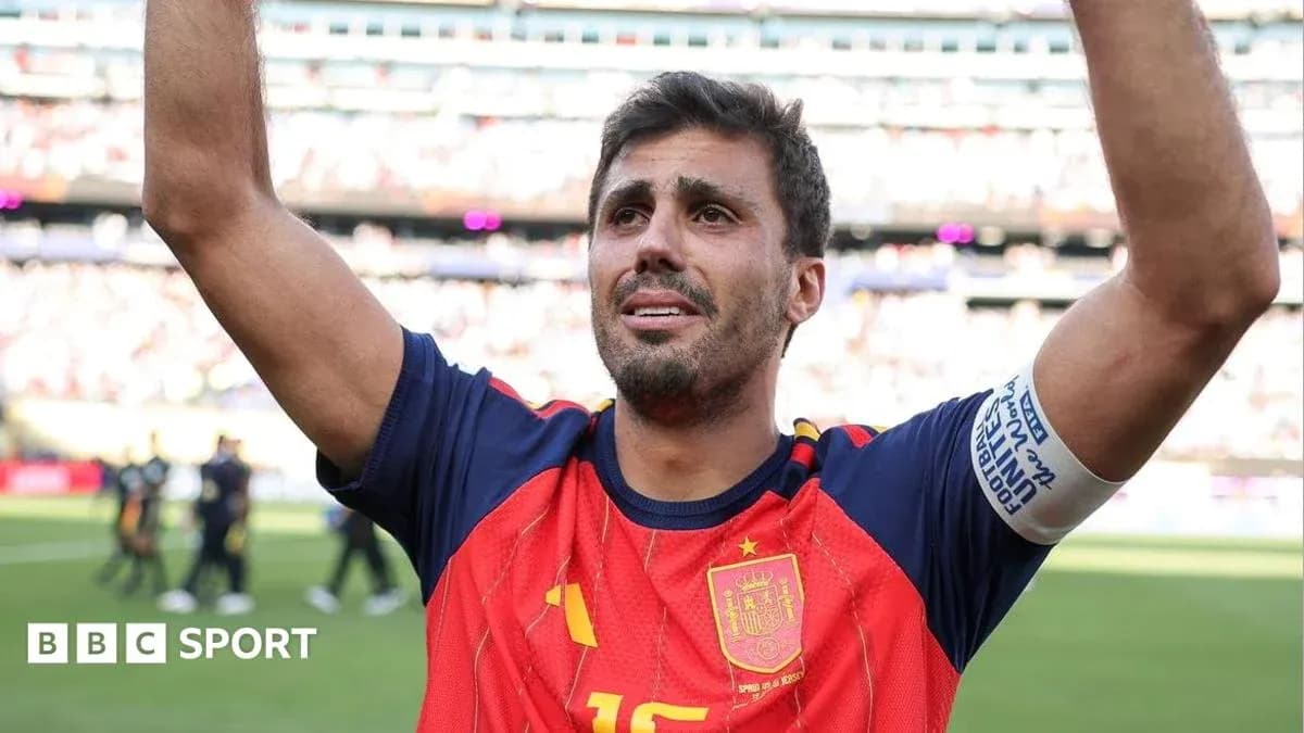 Jugador de España levantando la mano en el campo Jugador de España levantando la mano en el campo