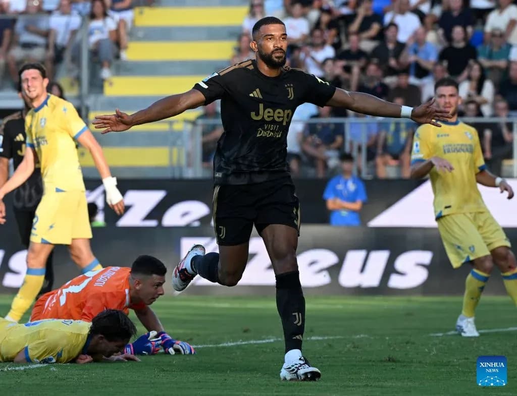 Jugador de Juventus celebra un gol contra Frosinone Jugador de Juventus celebra un gol contra Frosinone
