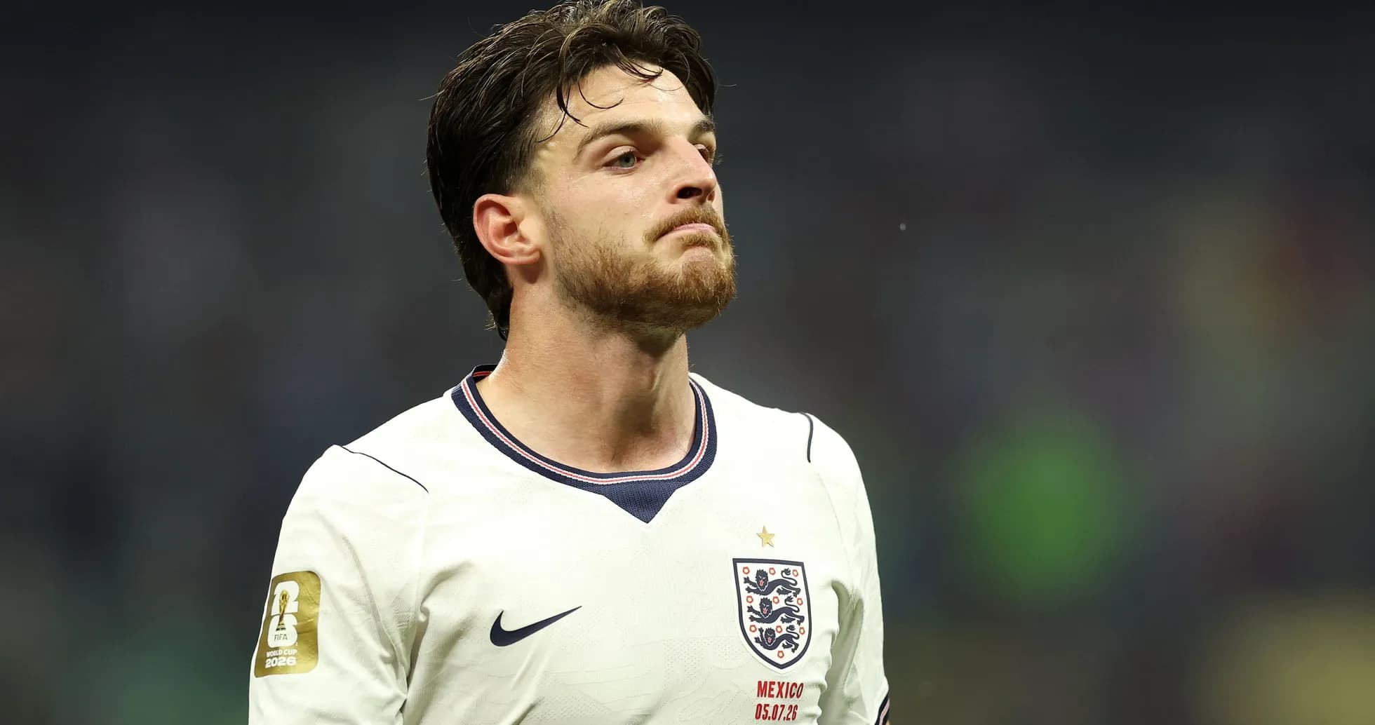 Jugador de Inglaterra con camiseta blanca en el campo Jugador de Inglaterra con camiseta blanca en el campo