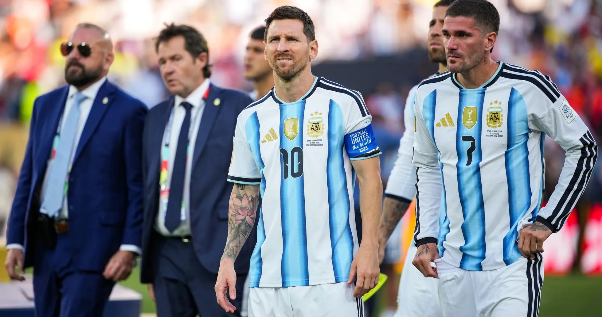 Lionel Messi y compañeros saliendo del campo tras partido Lionel Messi y compañeros saliendo del campo tras partido