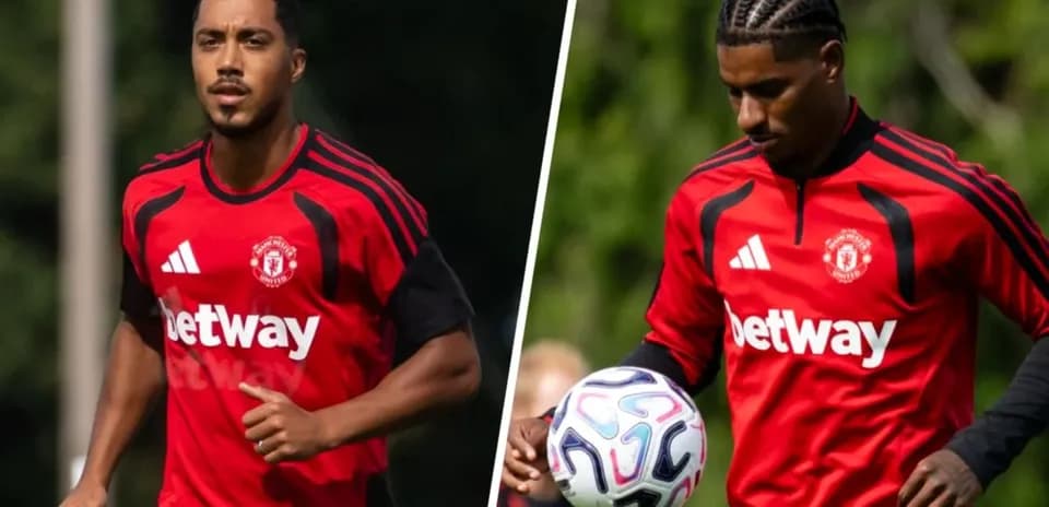 Jugadores de Manchester United entrenando con balón Jugadores de Manchester United entrenando con balón