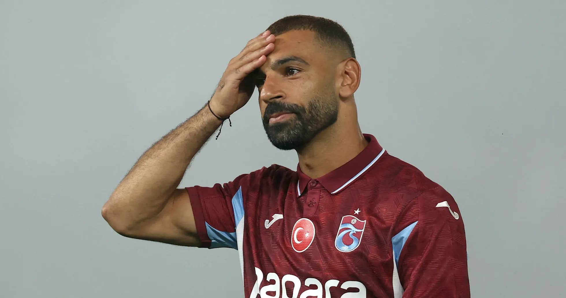 Jugador con camiseta de Trabzonspor durante presentación Jugador con camiseta de Trabzonspor durante presentación