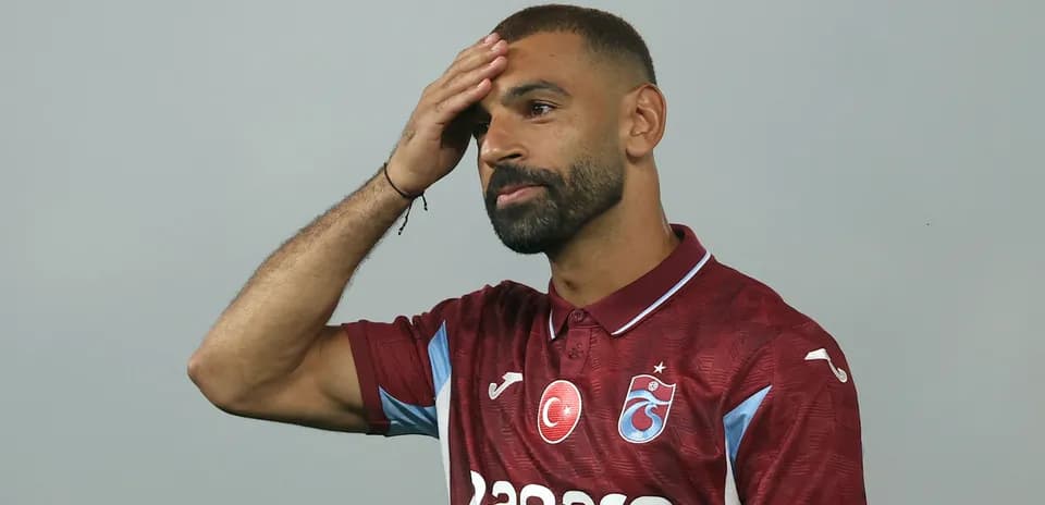 Jugador con camiseta de Trabzonspor durante presentación Jugador con camiseta de Trabzonspor durante presentación