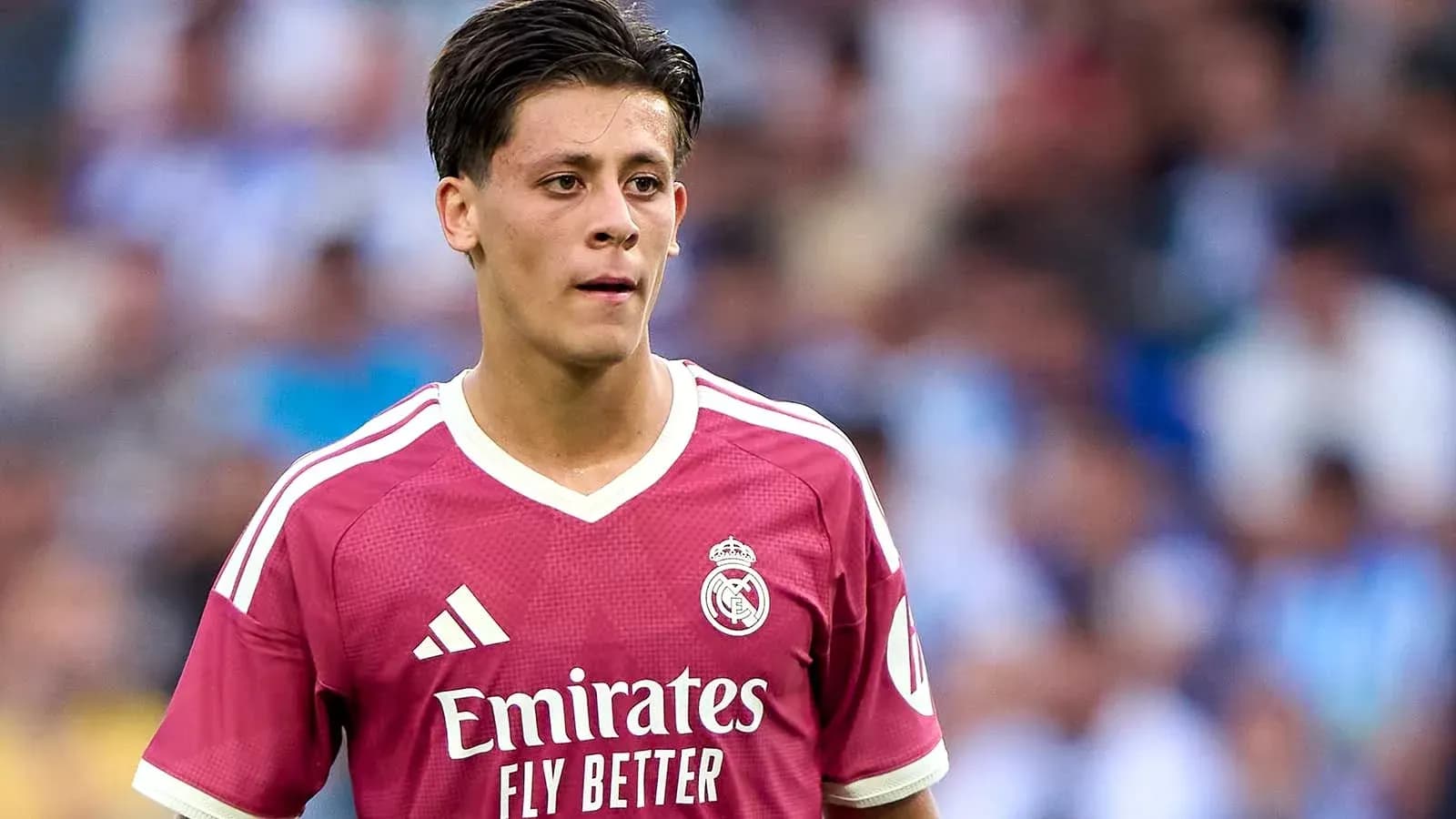 Jugador de Real Madrid en camiseta rosa durante partido Jugador de Real Madrid en camiseta rosa durante partido