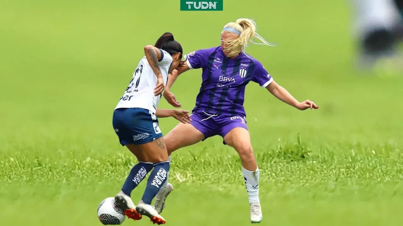 Jugadoras de Puebla y Monterrey en acción Jugadoras de Puebla y Monterrey en acción