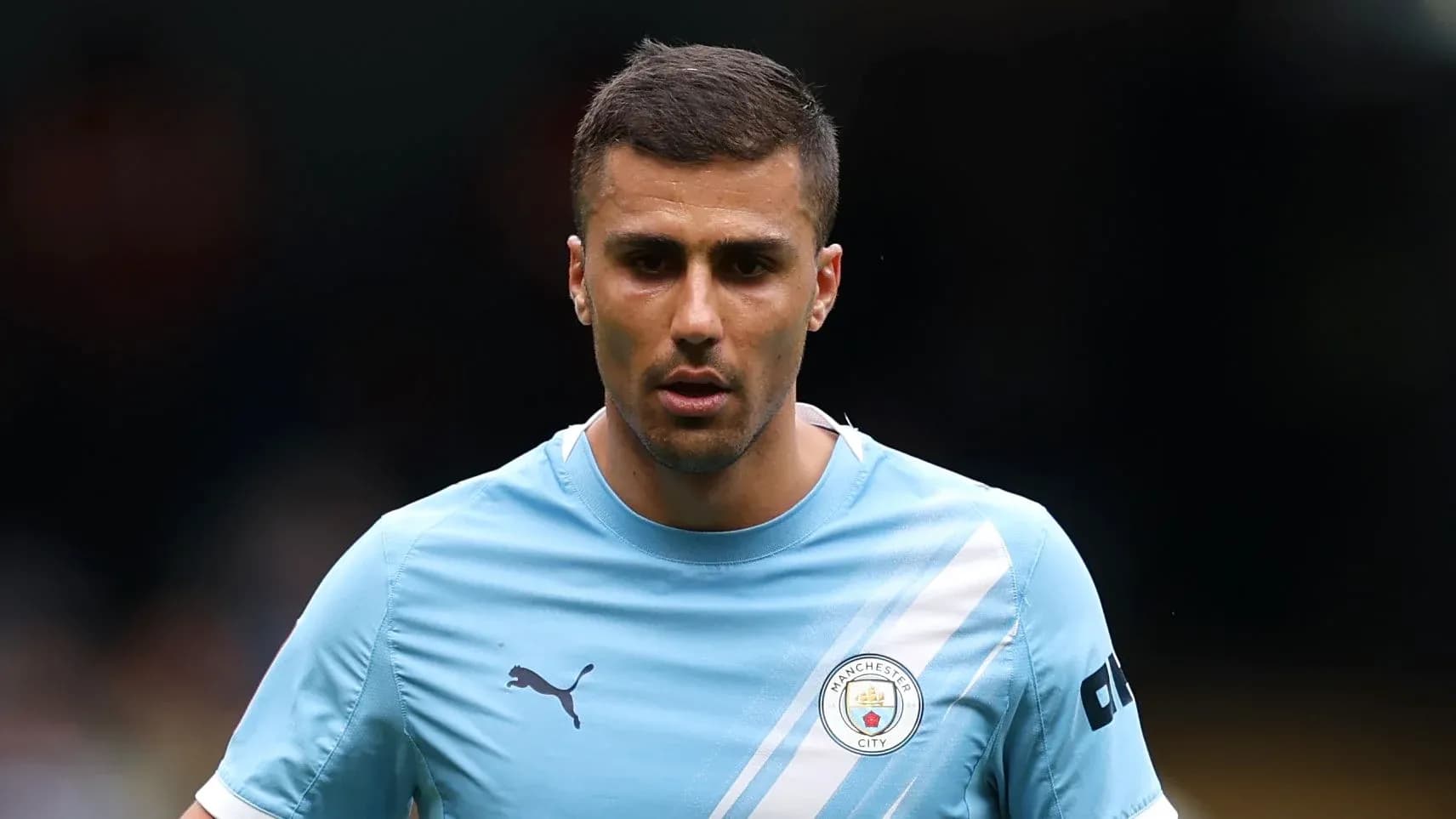 Jugador de Manchester City en uniforme azul claro Jugador de Manchester City en uniforme azul claro