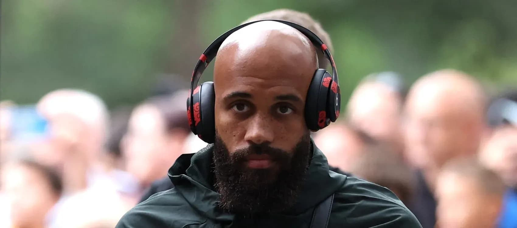 Jugador caminando con auriculares antes del partido Jugador caminando con auriculares antes del partido