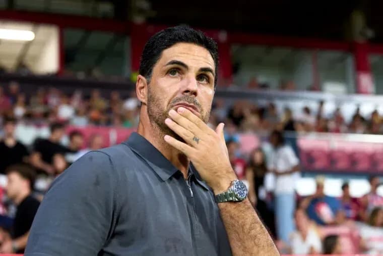 Entrenador en el banquillo observando el partido Entrenador en el banquillo observando el partido
