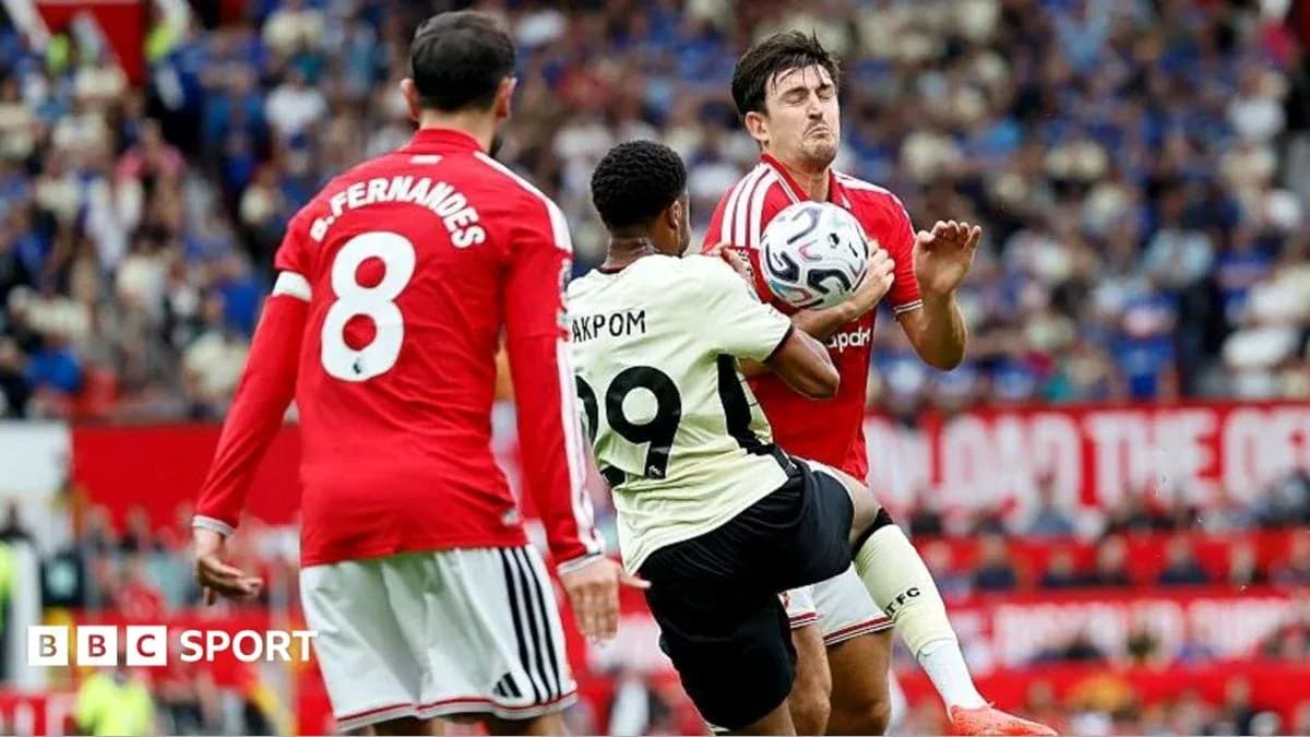 Jugador de equipo negro controla balón ante defensor Jugador de equipo negro controla balón ante defensor