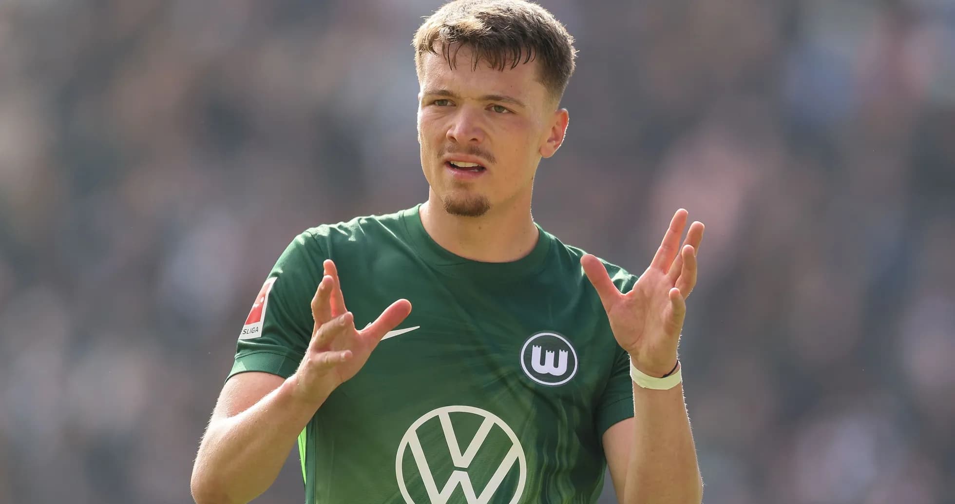 Jugador de VfL Wolfsburg gesticulando durante partido Jugador de VfL Wolfsburg gesticulando durante partido