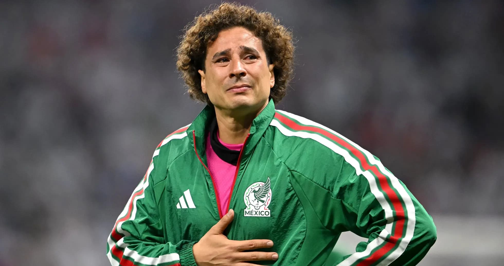 Jugador de México con chaqueta verde en el campo Jugador de México con chaqueta verde en el campo