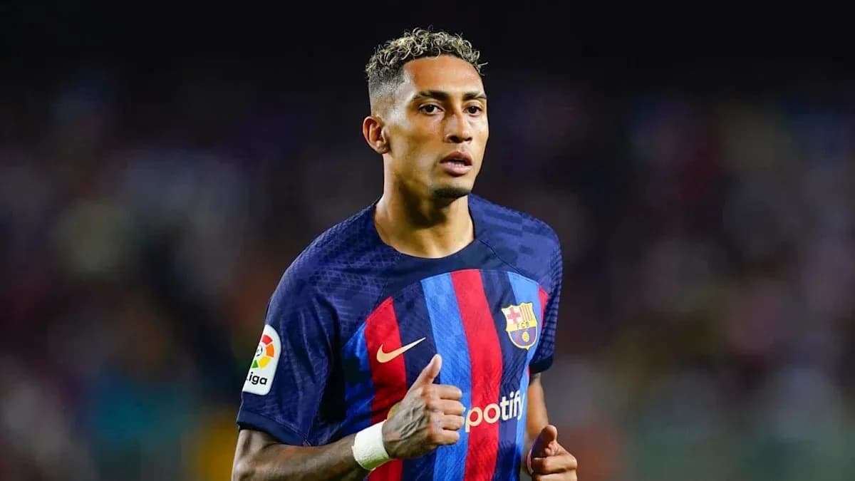 Jugador de Barcelona corriendo en el campo Jugador de Barcelona corriendo en el campo