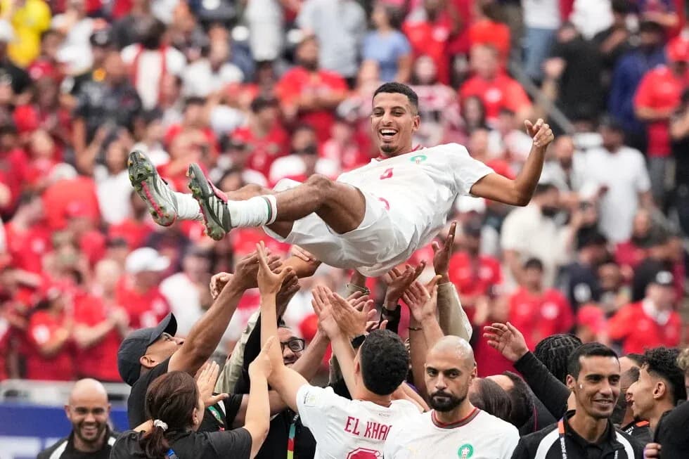 Jugador levantado por compañeros en celebración Jugador levantado por compañeros en celebración