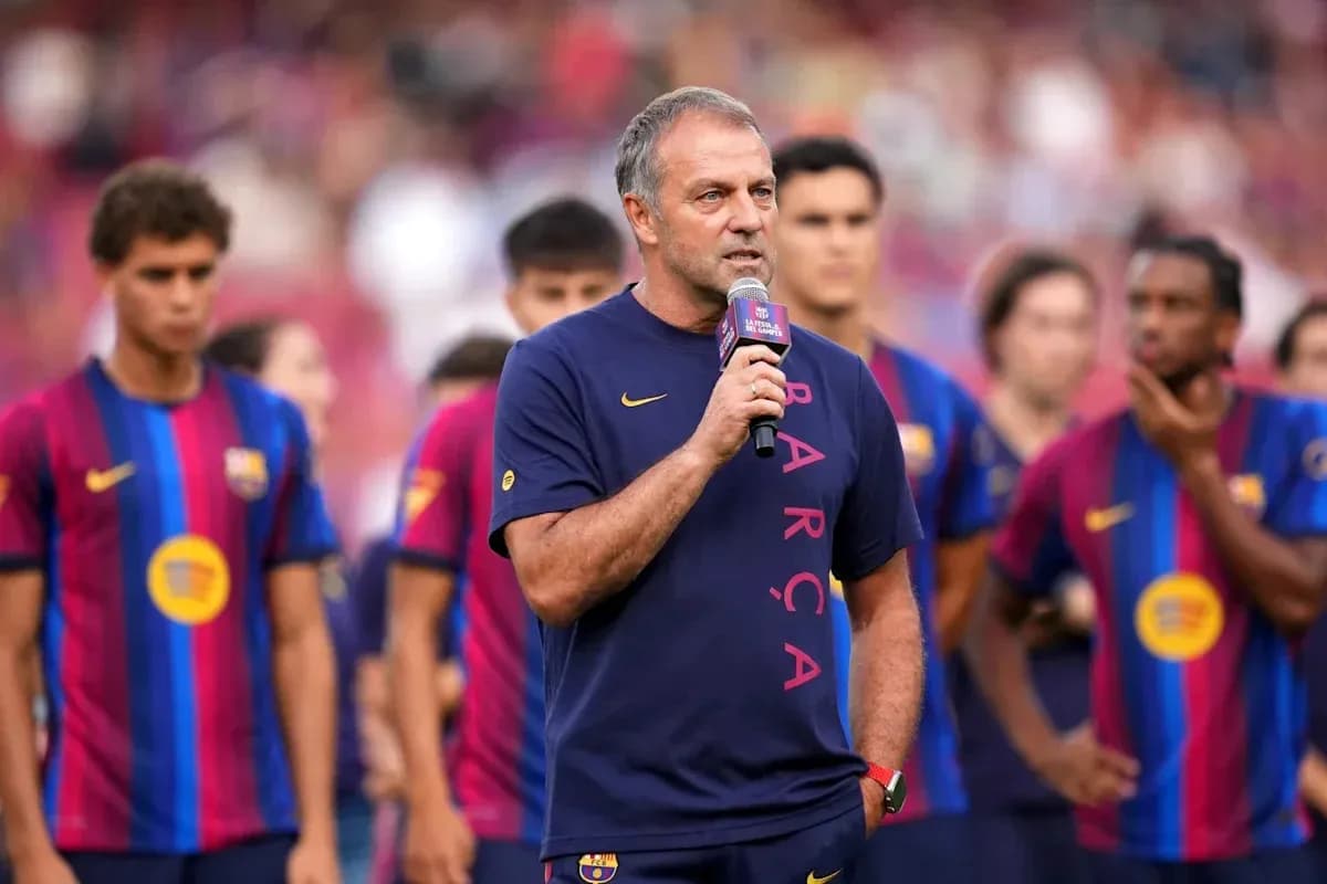 Entrenador hablando en evento con jugadores de Barça Entrenador hablando en evento con jugadores de Barça
