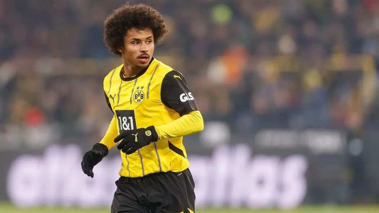 Jugador de Borussia Dortmund en el campo durante partido Jugador de Borussia Dortmund en el campo durante partido