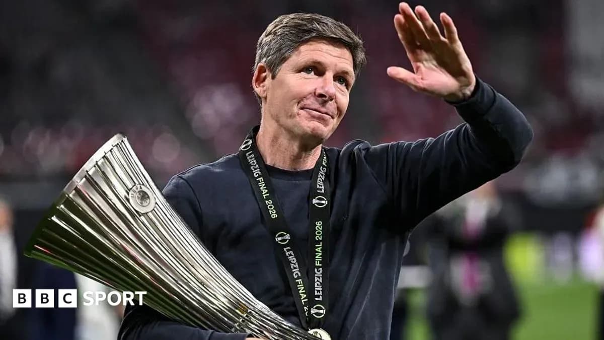Entrenador sosteniendo trofeo y saludando en celebración Entrenador sosteniendo trofeo y saludando en celebración