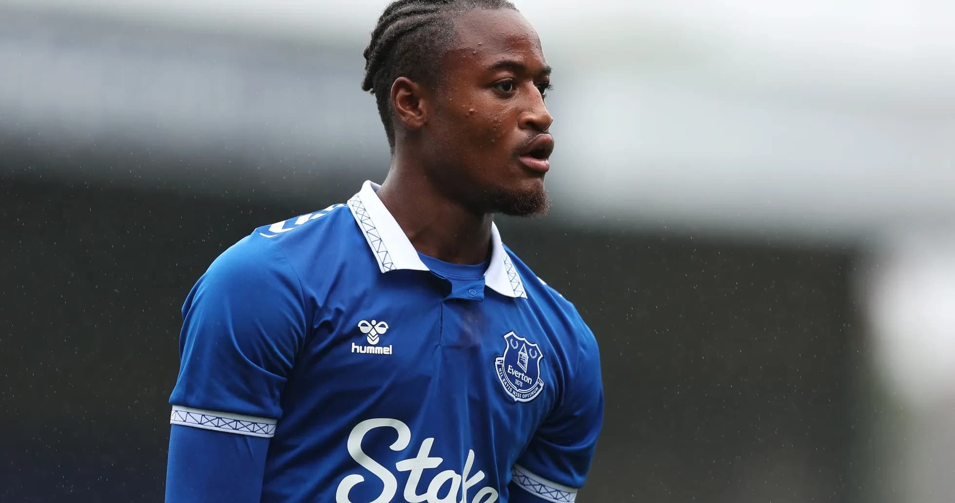 Jugador de Everton en camiseta azul durante partido Jugador de Everton en camiseta azul durante partido