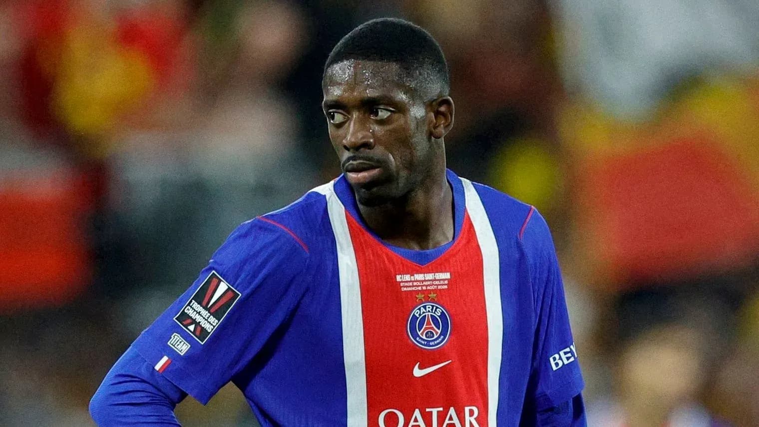 Jugador de PSG con camiseta roja y azul en el campo Jugador de PSG con camiseta roja y azul en el campo