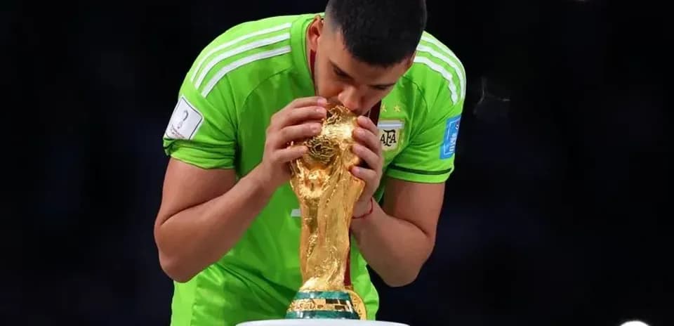 Portero besando el trofeo de la Copa del Mundo Portero besando el trofeo de la Copa del Mundo