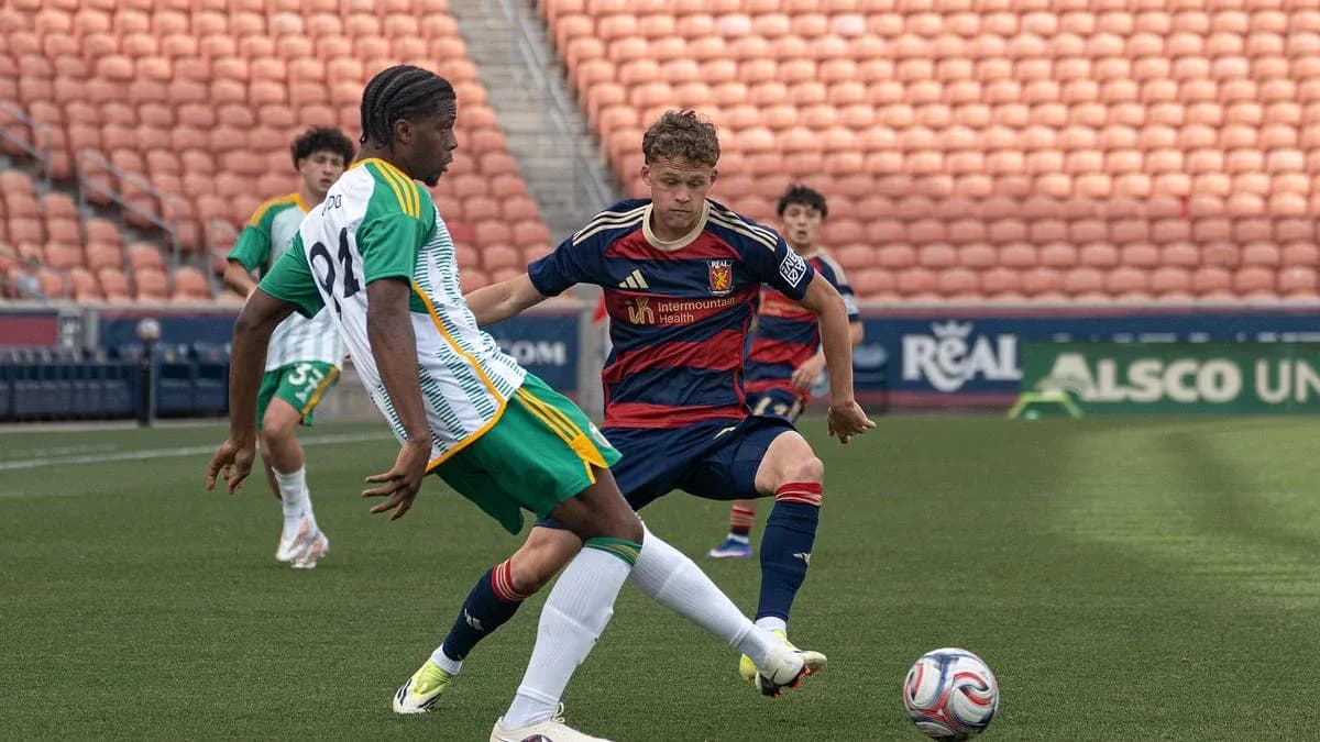 Dos jugadores compitiendo por el balón Dos jugadores compitiendo por el balón