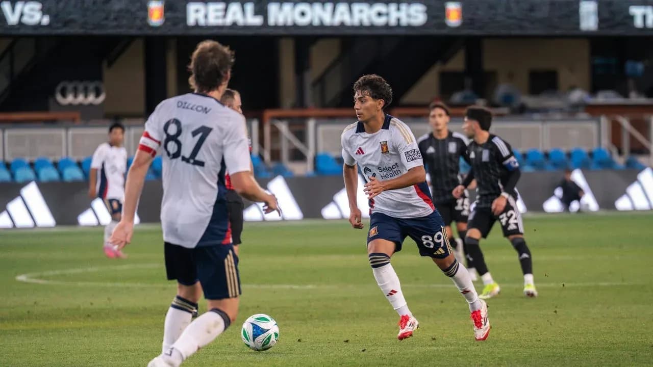 Jugador de Real Monarchs en acción durante partido Jugador de Real Monarchs en acción durante partido