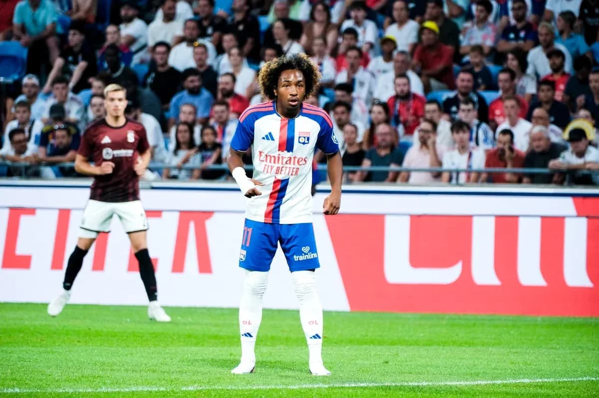 Jugador de Olympique Lyonnais en el campo de juego Jugador de Olympique Lyonnais en el campo de juego