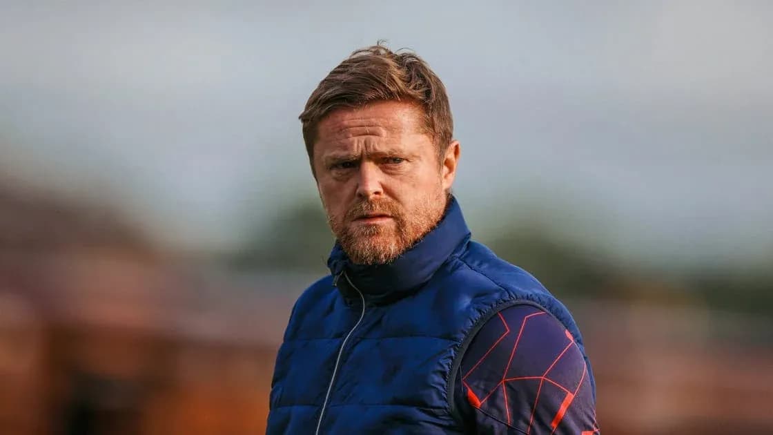 Entrenador observando el campo antes del partido Entrenador observando el campo antes del partido