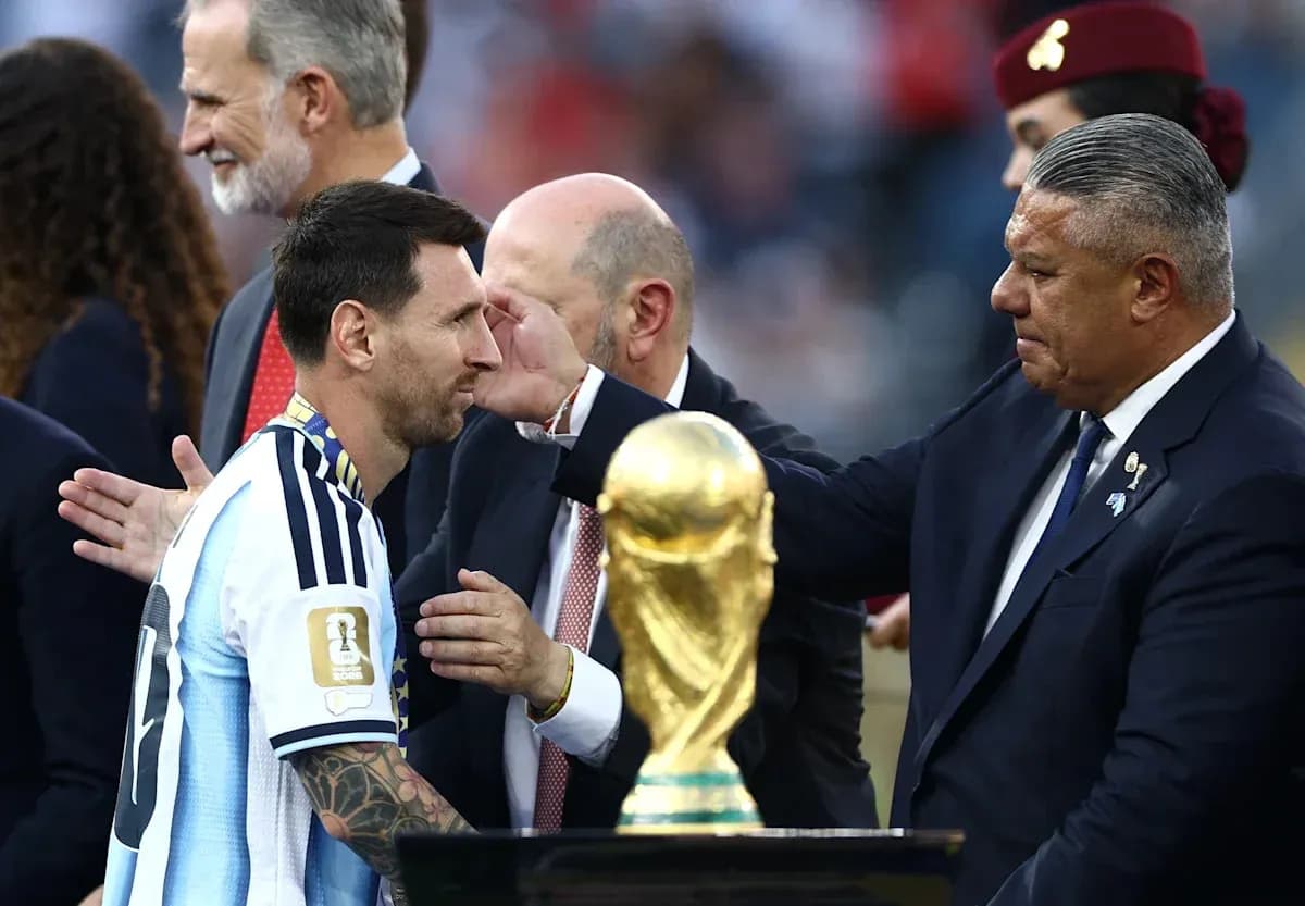 Lionel Messi recibiendo el trofeo de la Copa Mundial Lionel Messi recibiendo el trofeo de la Copa Mundial