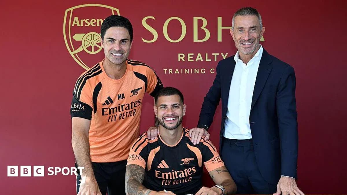 Entrenador y jugador firmando contrato en Arsenal Entrenador y jugador firmando contrato en Arsenal
