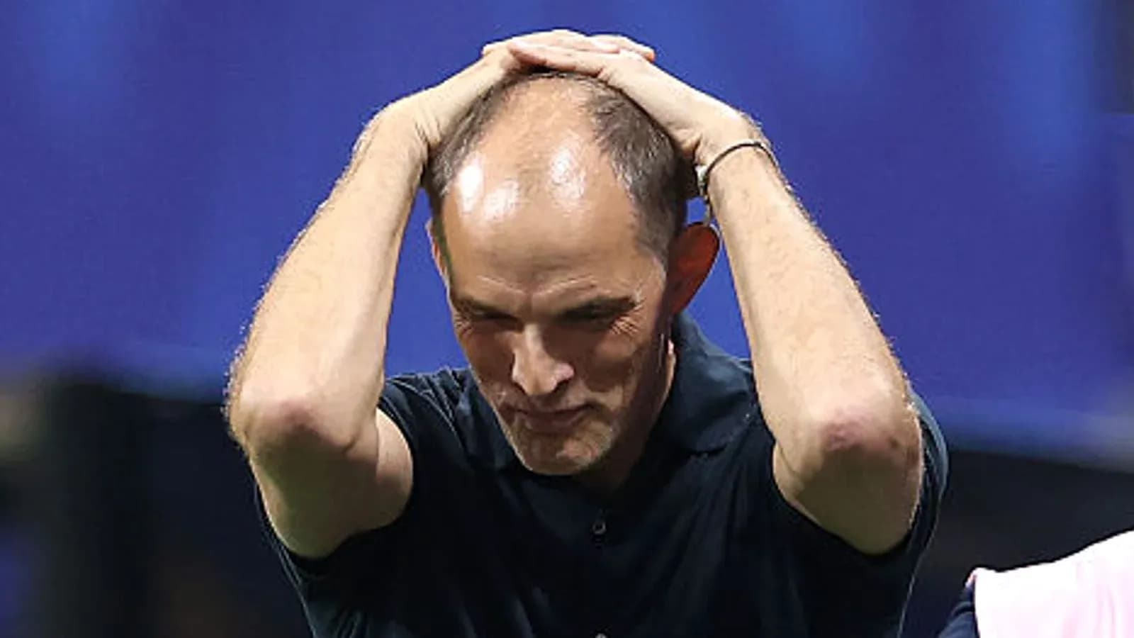 Entrenador sosteniendo la cabeza durante el partido Entrenador sosteniendo la cabeza durante el partido