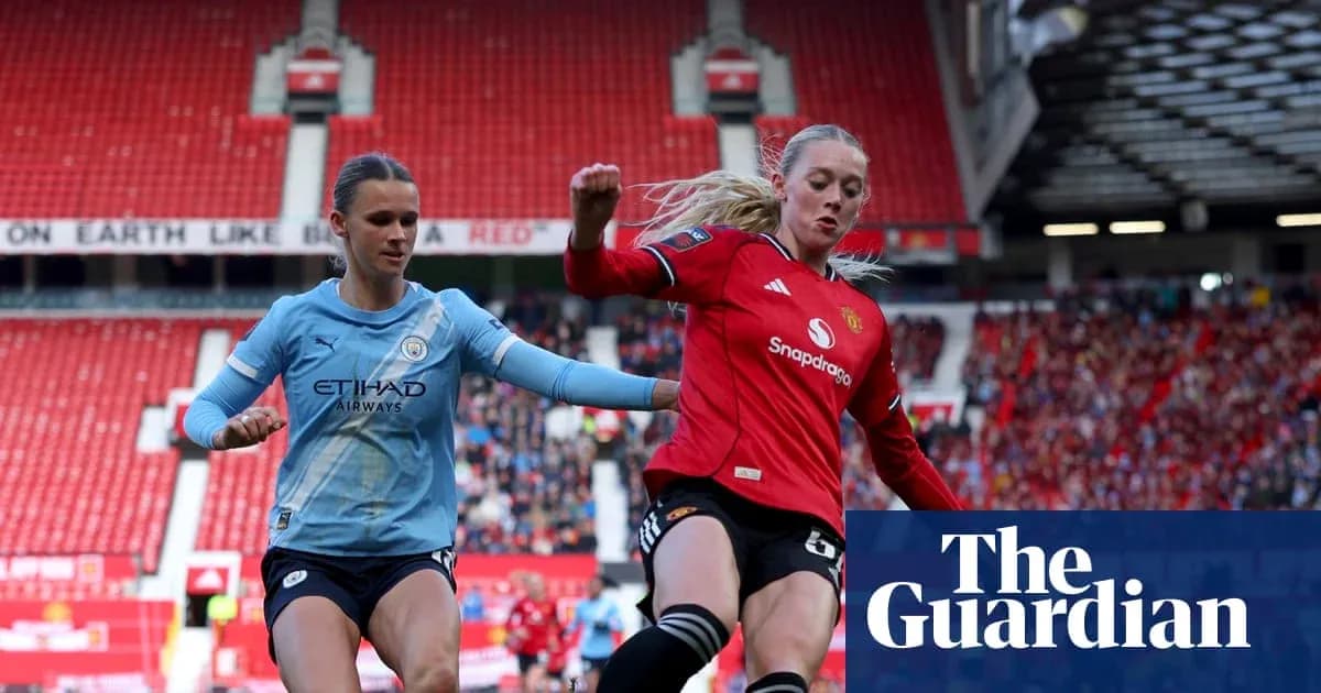Jugadora de Manchester City y Manchester United disputando el balón Jugadora de Manchester City y Manchester United disputando el balón