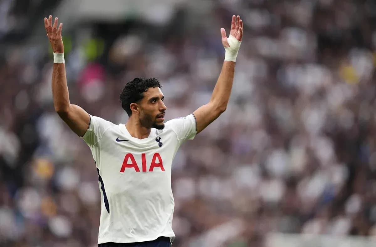 Jugador de Tottenham levantando las manos durante el partido Jugador de Tottenham levantando las manos durante el partido