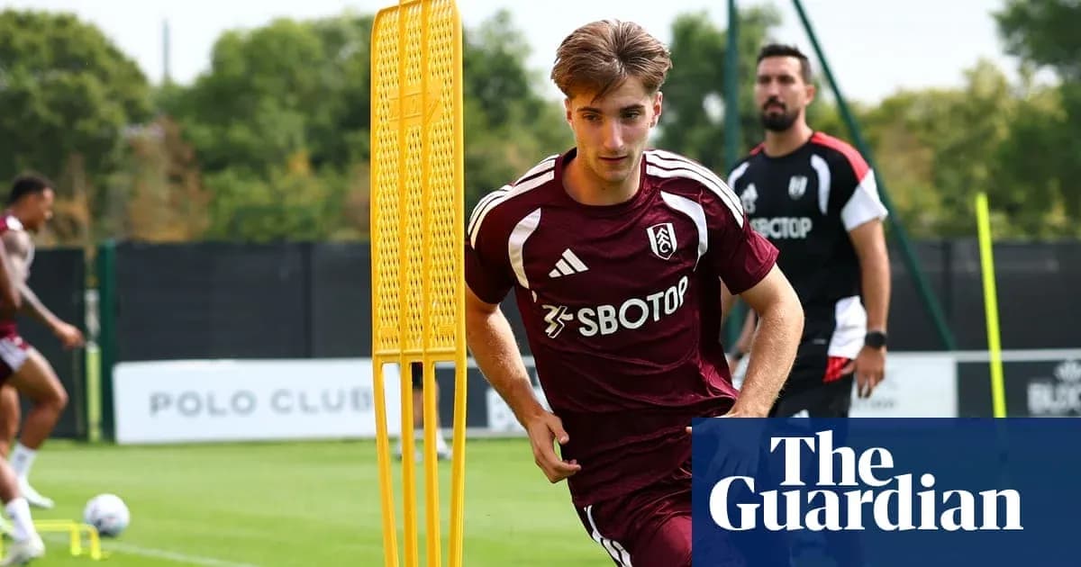 Jugador de Fulham entrenando en sesión de práctica Jugador de Fulham entrenando en sesión de práctica