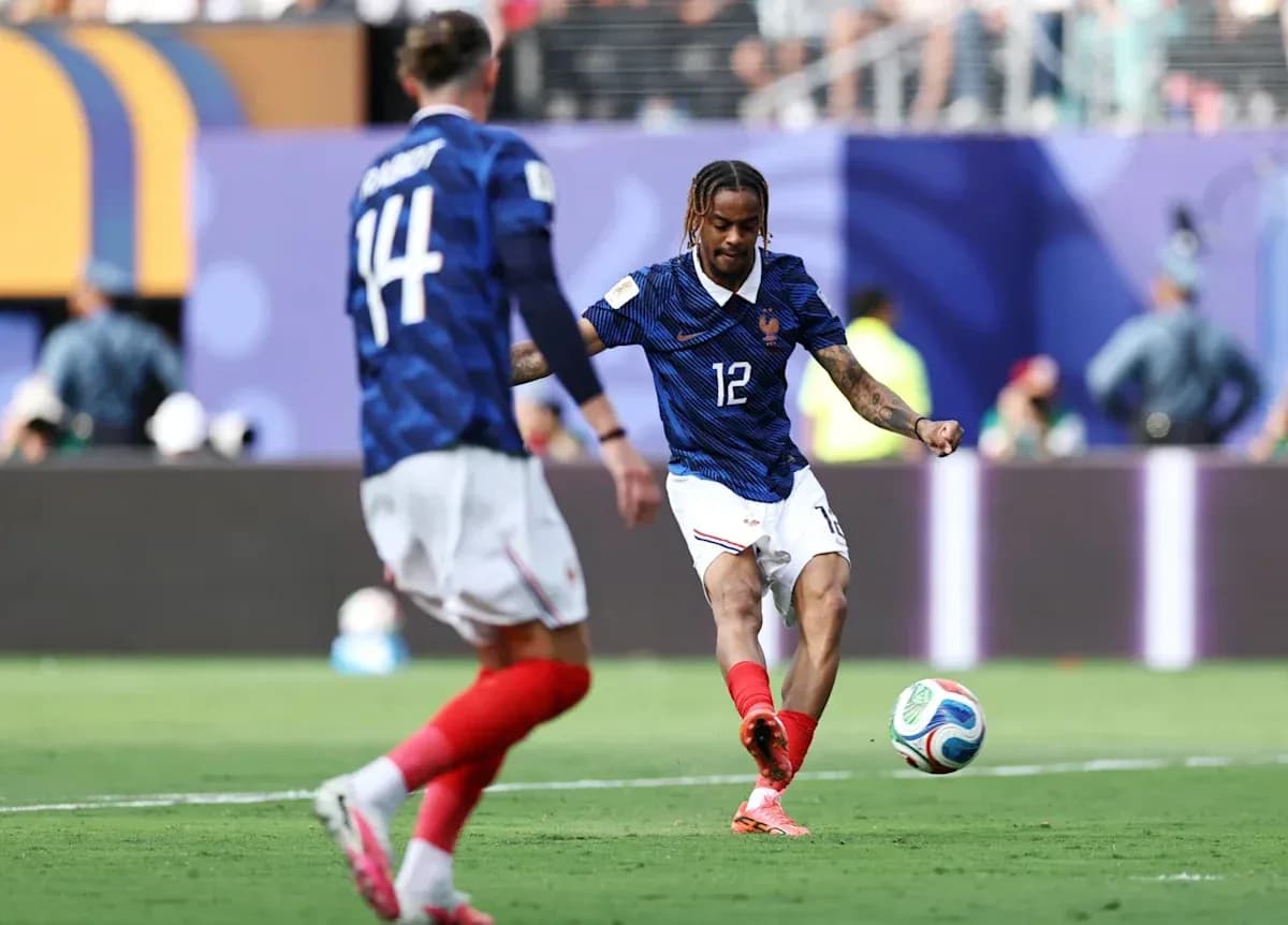 Jugador de Francia pateando el balón en partido Jugador de Francia pateando el balón en partido