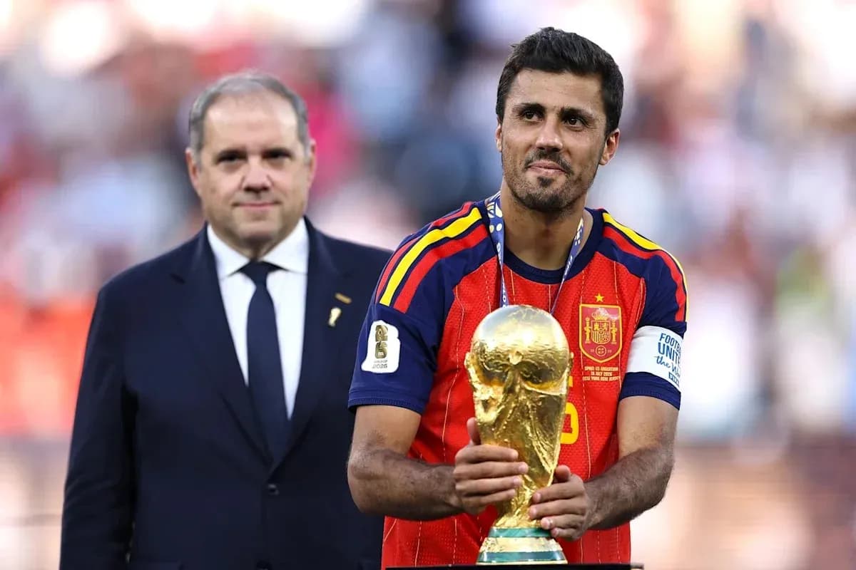Jugador sosteniendo el trofeo de la Copa del Mundo Jugador sosteniendo el trofeo de la Copa del Mundo