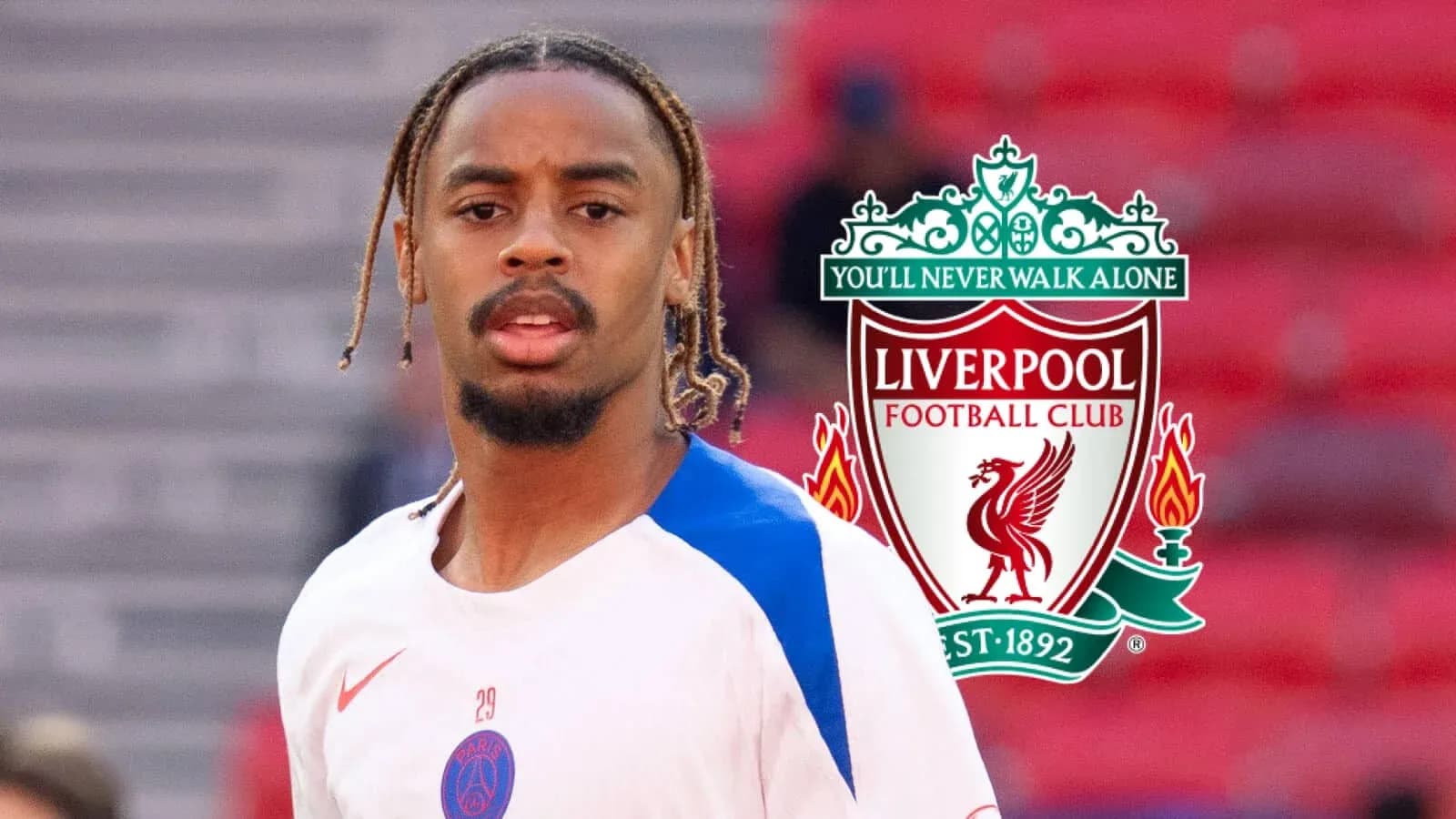 Jugador de PSG entrenando con logo de Liverpool Jugador de PSG entrenando con logo de Liverpool