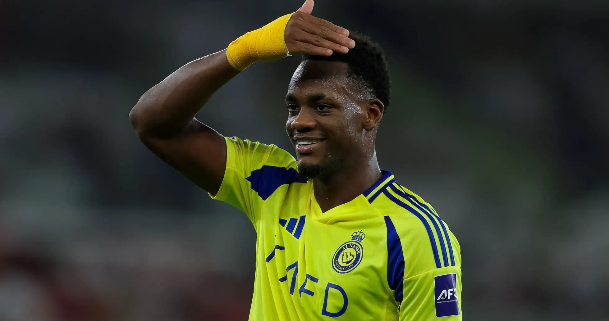 Jugador de Al Nassr saludando al público durante partido Jugador de Al Nassr saludando al público durante partido