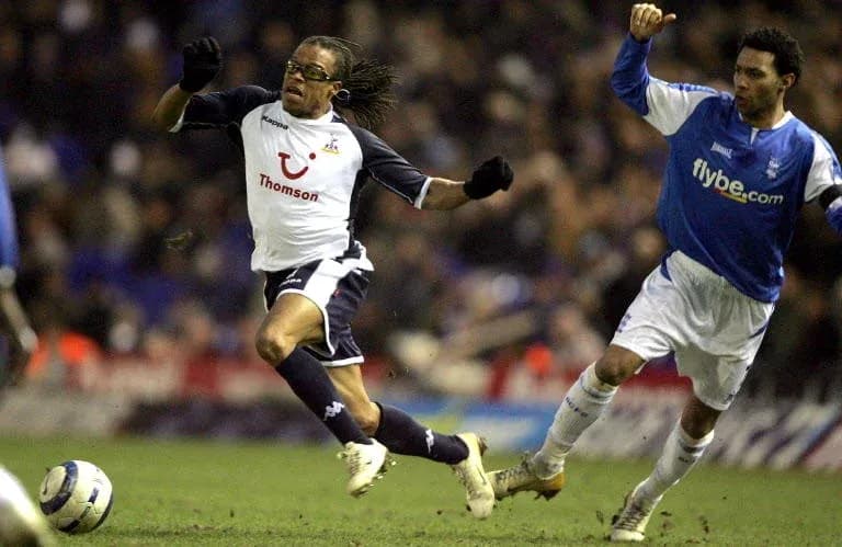 Jugador de Tottenham driblando a rival durante partido Jugador de Tottenham driblando a rival durante partido