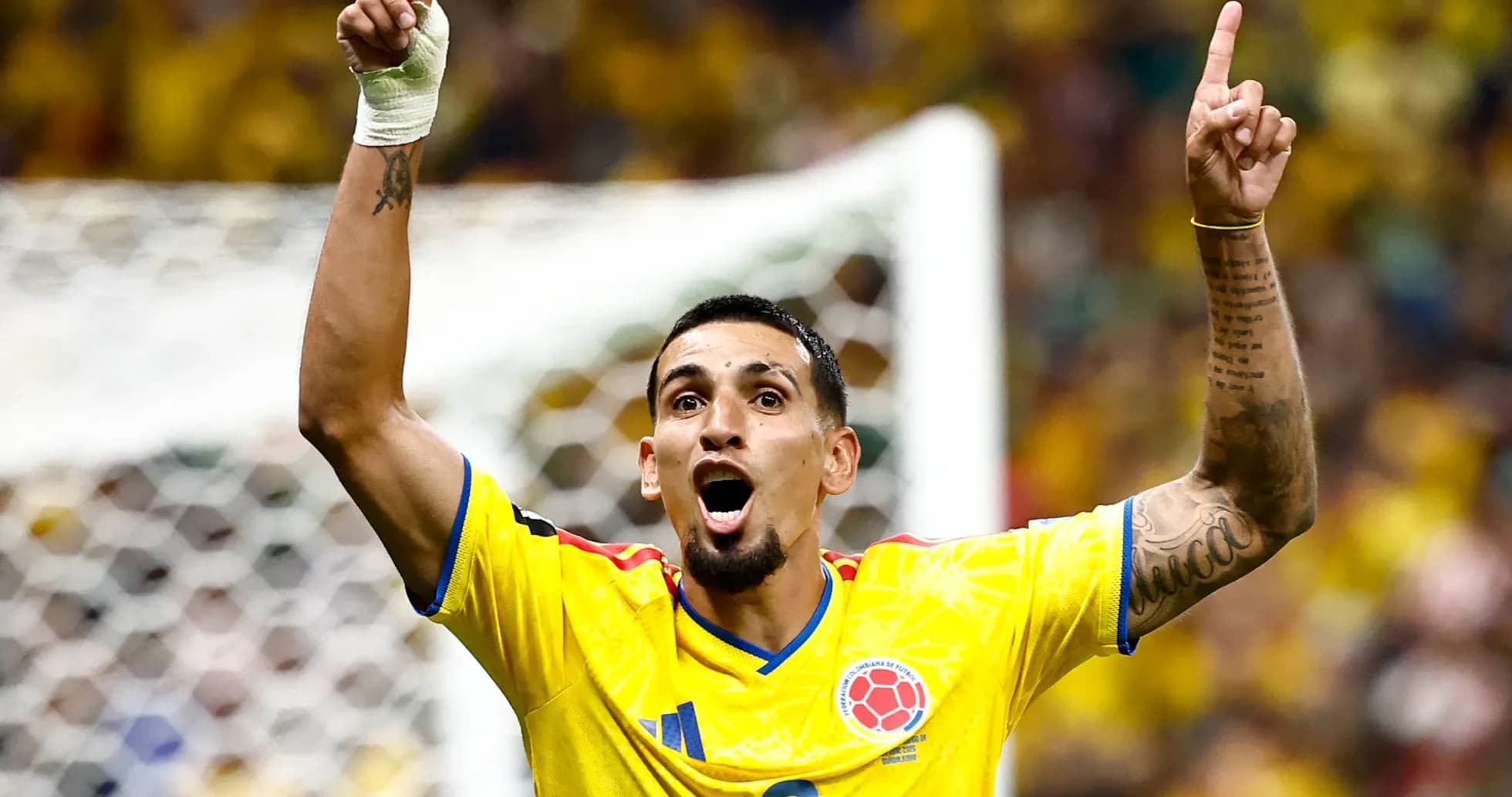 Jugador colombiano celebrando un gol en partido Jugador colombiano celebrando un gol en partido
