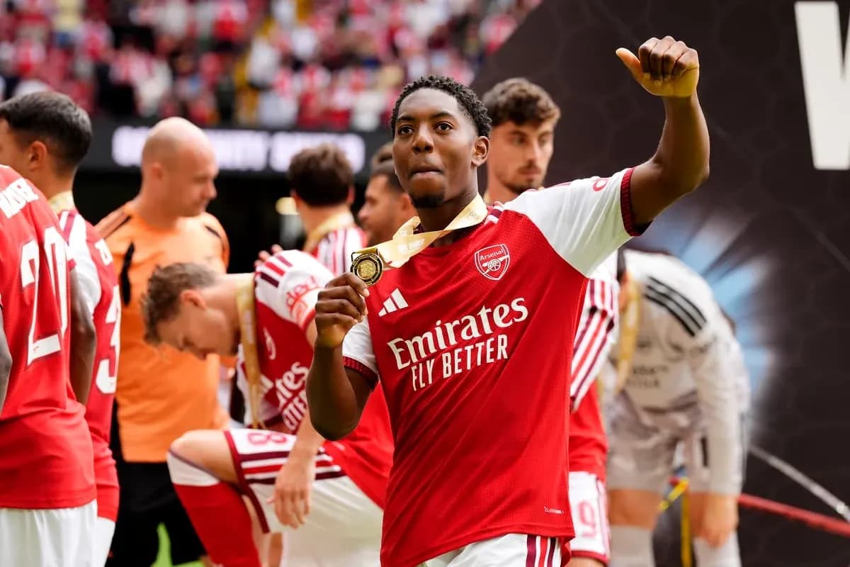 Jugador del Arsenal celebrando con medalla dorada Jugador del Arsenal celebrando con medalla dorada