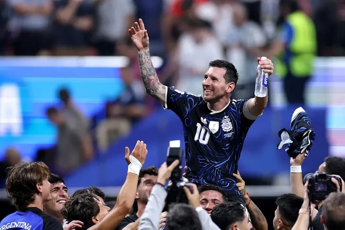 Lionel Messi siendo levantado por sus compañeros Lionel Messi siendo levantado por sus compañeros