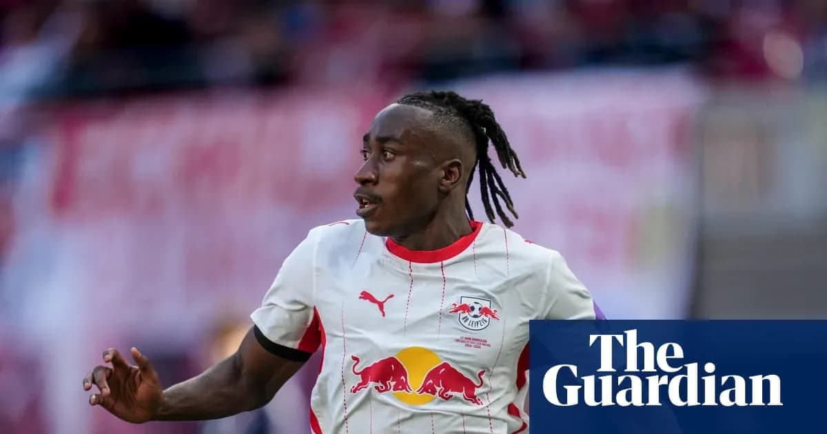 Jugador de RB Leipzig corriendo en el campo Jugador de RB Leipzig corriendo en el campo