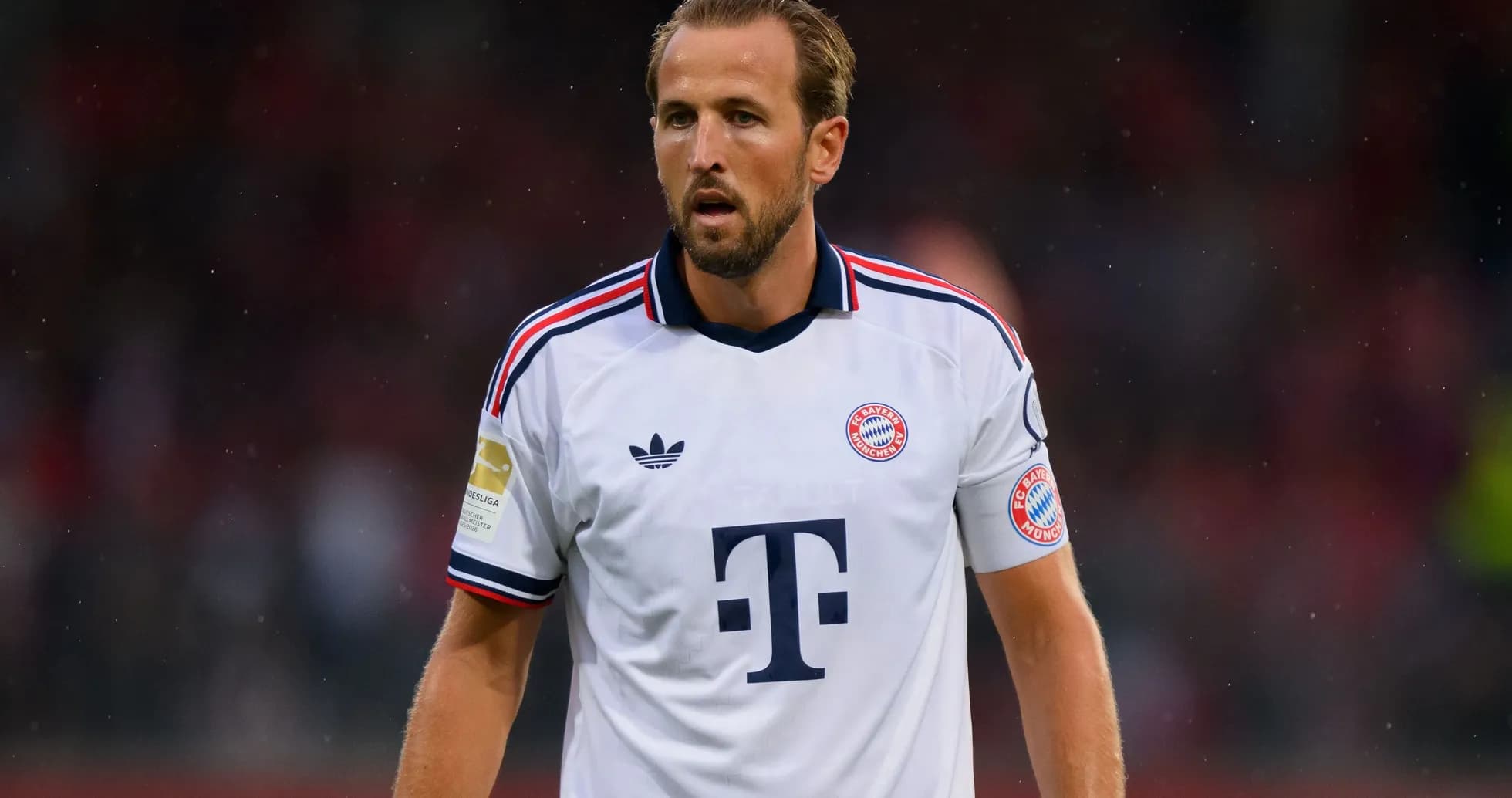 Jugador de Bayern Múnich en uniforme blanco en el campo Jugador de Bayern Múnich en uniforme blanco en el campo
