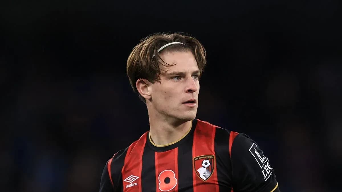 Jugador de Bournemouth en acción durante un partido Jugador de Bournemouth en acción durante un partido