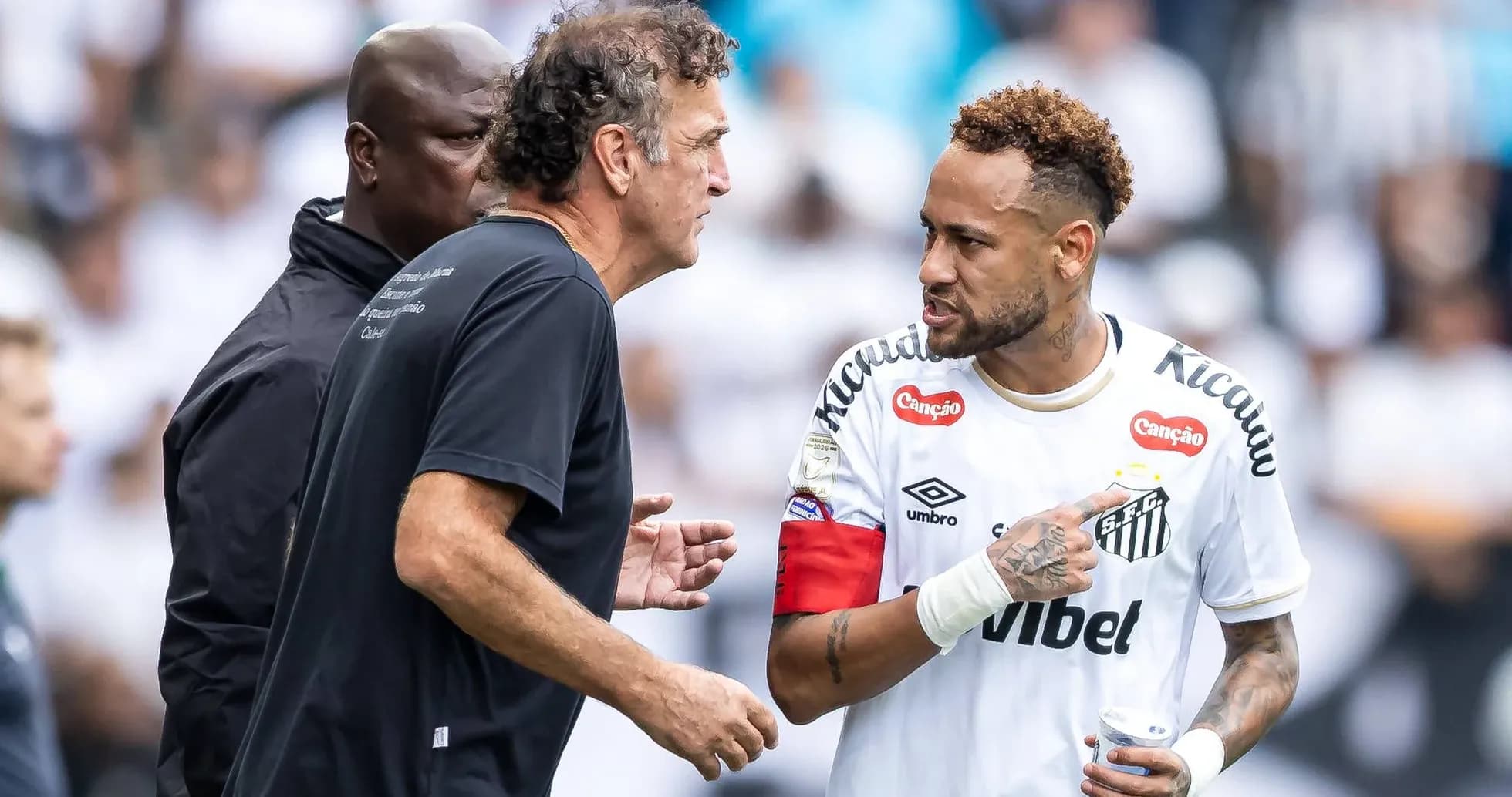 Neymar conversando con entrenador durante el partido Neymar conversando con entrenador durante el partido