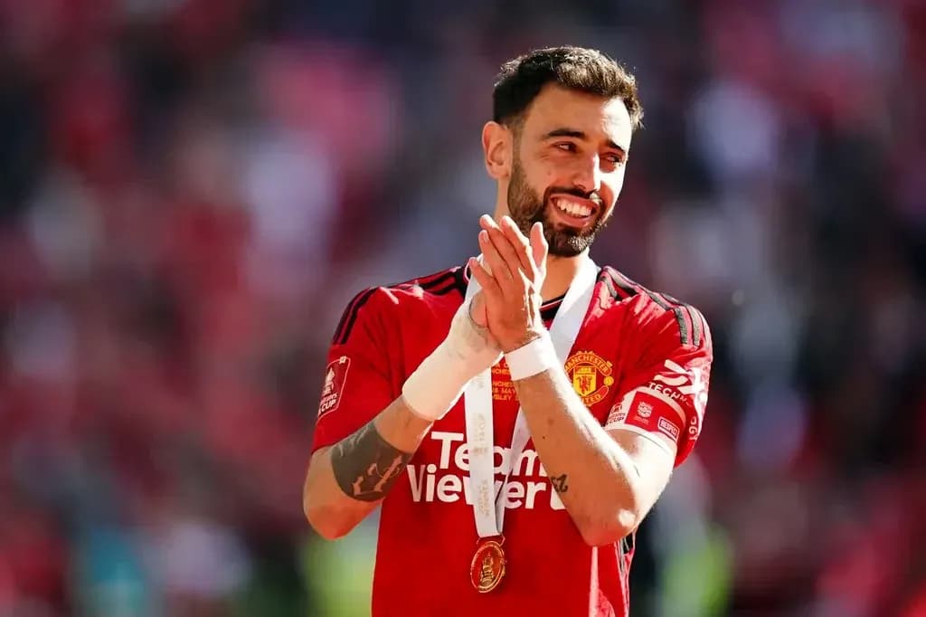 Bruno Fernandes aplaudiendo con medalla tras partido Bruno Fernandes aplaudiendo con medalla tras partido