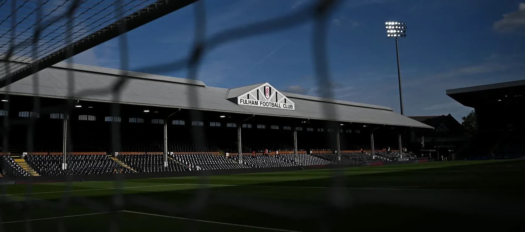 Estadio de Fulham Football Club con gradas vacías Estadio de Fulham Football Club con gradas vacías