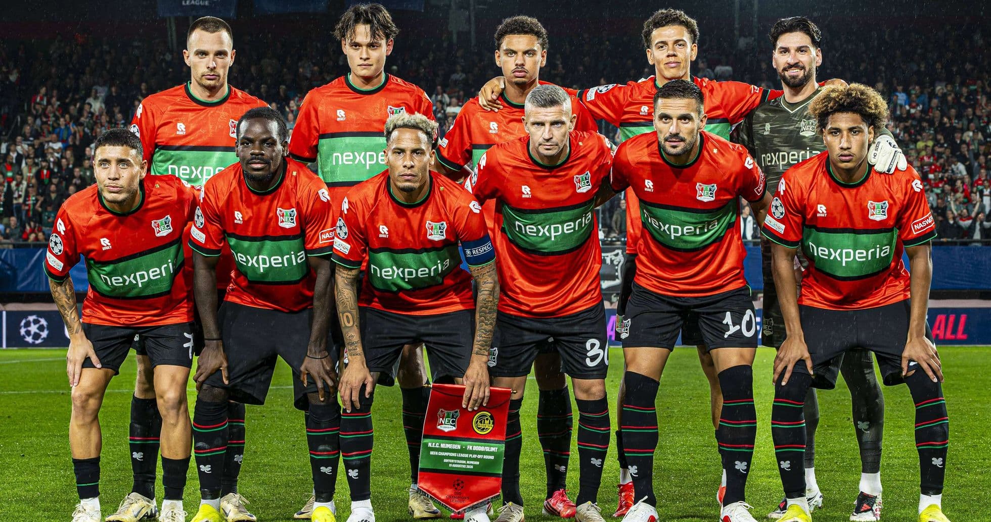 Equipo de NEC Nijmegen posando antes del partido Equipo de NEC Nijmegen posando antes del partido