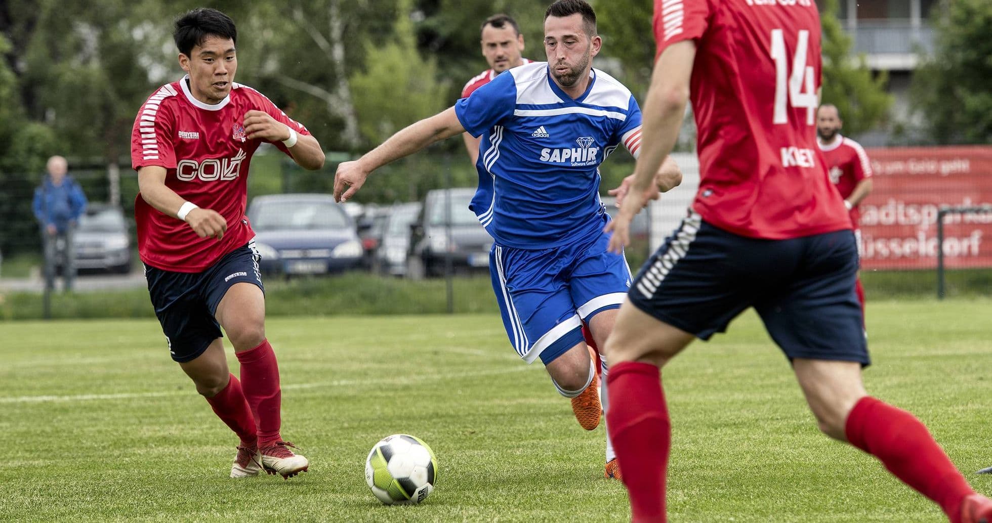 Jugadores compitiendo en un partido de fútbol Jugadores compitiendo en un partido de fútbol