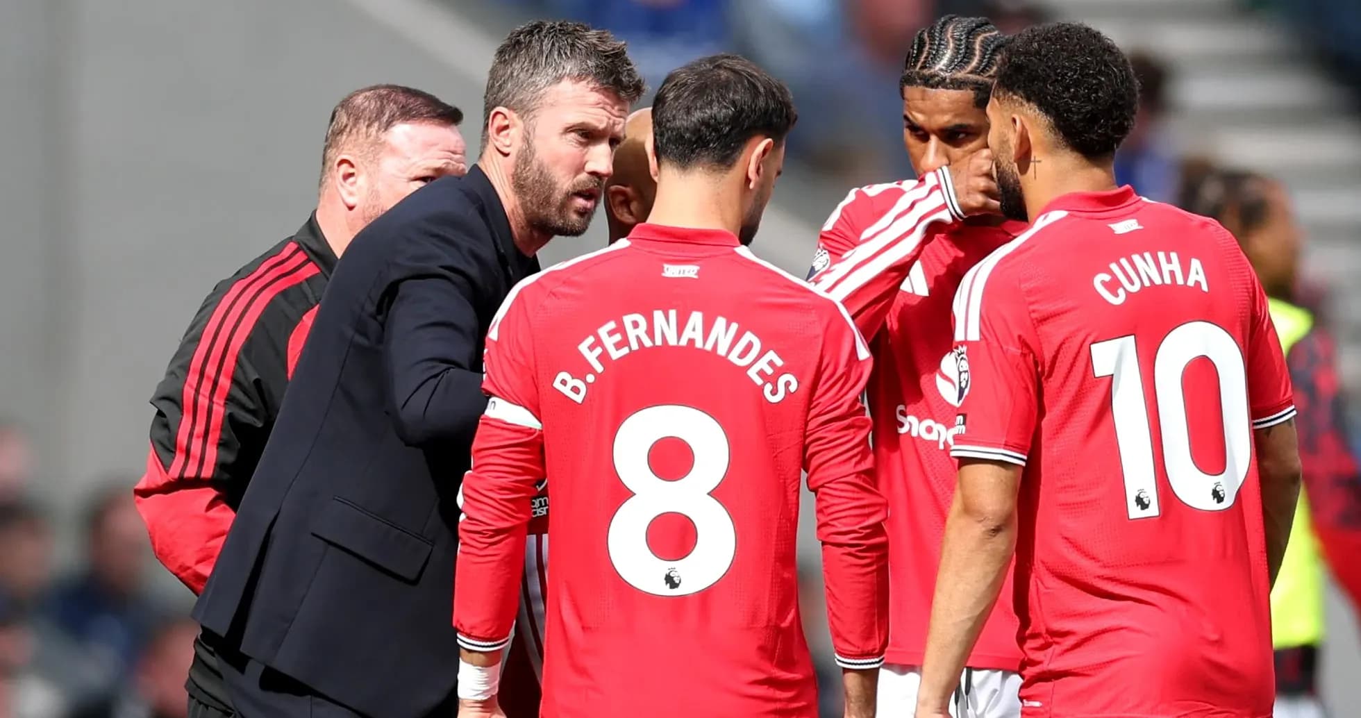 Jugadores de Manchester United discutiendo con el entrenador Jugadores de Manchester United discutiendo con el entrenador